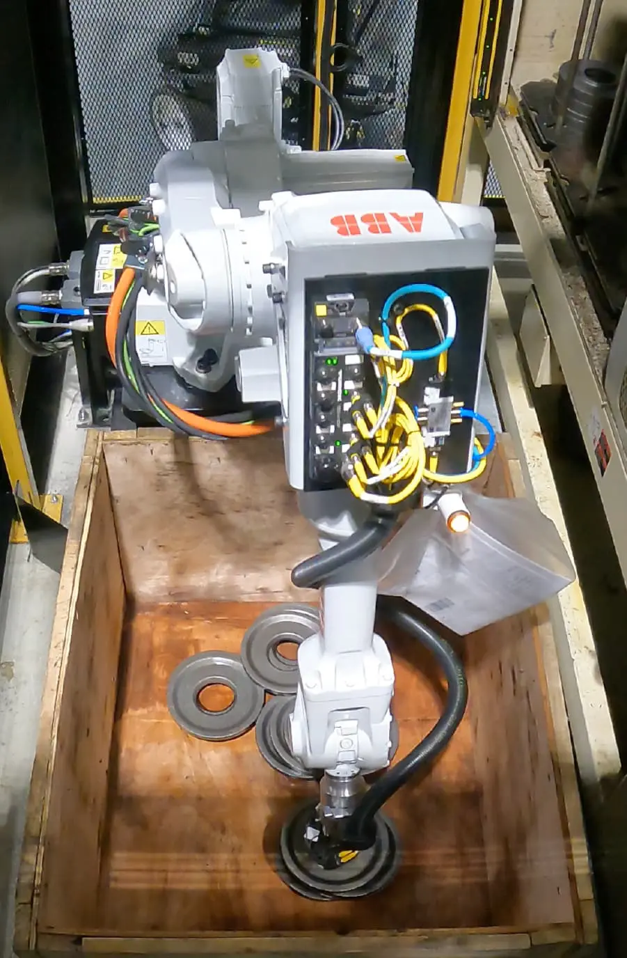 The bin in this application is deep, and overhead lighting casts large shadows. Despite these factors, the ABB / Apera AI combination is able to work reliably.